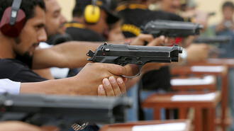 ¿Qué señala la ley de armas en Perú y cuáles son los requisitos para una licencia?