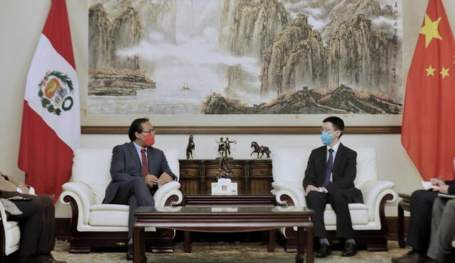 Ministro de Comercio Exterior y Turismo, Roberto Sánchez, sostuvo una reunión con el embajador de la República Popular China en el Perú, Liang Yu.