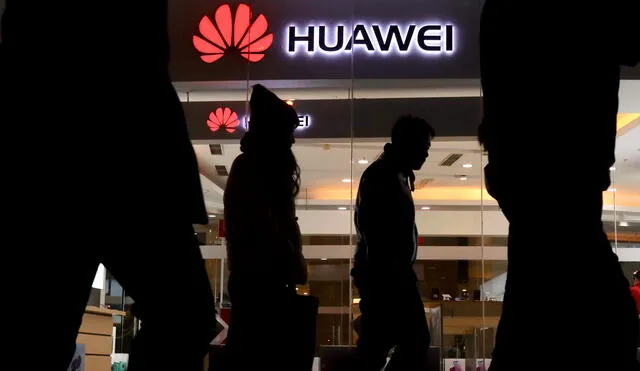 Peatones pasan por una tienda Huawei en Pekín, 6 de diciembre de 2018.