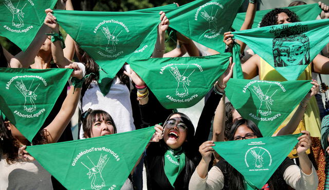 Mujeres sostienen pañuelos verdes durante una protesta en apoyo del aborto legal y seguro en la Ciudad de México - 19 de febrero de 2020.