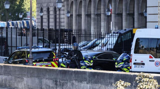 Un convoy que se cree transporta a Salah Abdeslam, el principal sospechoso de los atentados de París, llega al Palacio de Justicia de París - 8 de septiembre de 2021.