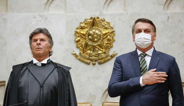 El presidente de la Corte Suprema de Brasil, el magistrado Luiz Fux (izq.), junto al presidente de Brasil, Jair Bolsonaro (der.). - febrero 2021.