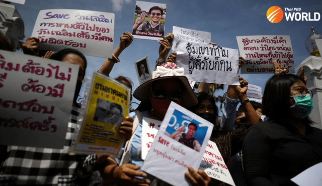 Protestantes sostienen fotografías del activista tailandés secuestrado, Wanchalearm Satsaksit, frente a la casa de gobierno en Bangkok para pedir una investigación. - 12 de junio de 2020.