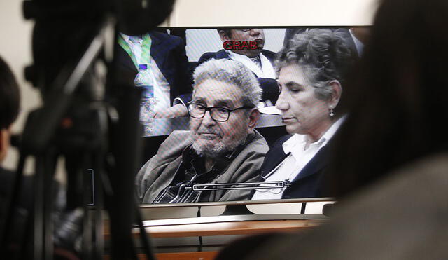 Abimael Guzmán y su esposa Elena Iparraguirre durante la sentencia por la masacre de Tarata Abimael Guzmán y su esposa Elena Iparraguirre durante la sentencia por la masacre de Tarata