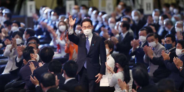 Fumio Kishida saluda a los activistas y cuadros de su partido después de ser elegido presidente del Partido Liberal Democrático en Tokio - 29 de septiembre de 2021.
