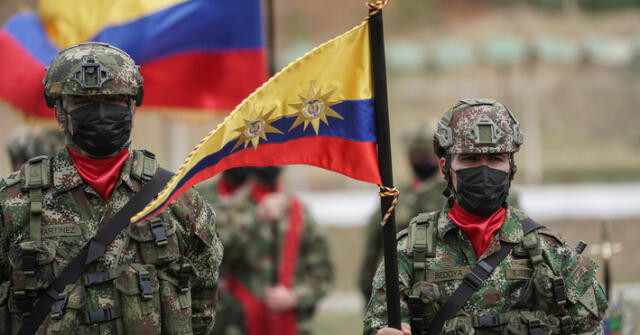 Miembros del ejército colombiano asisten a la inauguración de una nueva unidad para abordar las actividades de los rebeldes y las bandas criminales a lo largo de su frontera con Venezuela.