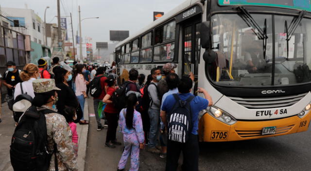 Pasajeros solo deberán usar la doble mascarilla o una KN95 para viajar. Pasajeros solo deberán usar la doble mascarilla o una KN95 para viajar.