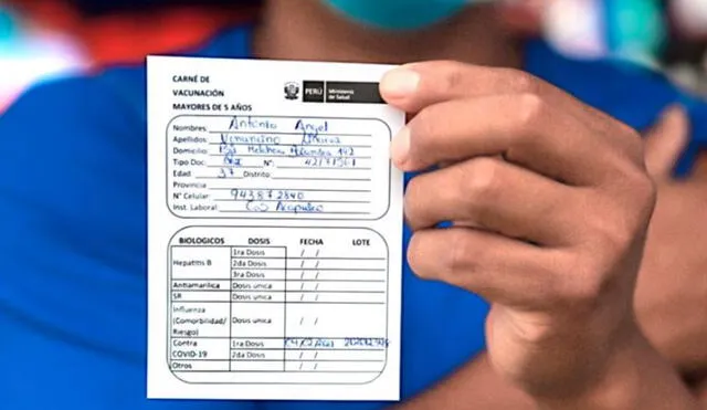 El carnet de vacunación acredita que una persona recibió las dos dosis contra la COVID-19. Foto: Ministerio de Salud El carnet de vacunación acredita que una persona recibió las dos dosis contra la COVID-19. Foto: Ministerio de Salud