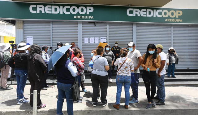 Clientes preocupados por futuro de sus ahorros y créditos con financiera. Foto: Elizabeth Huanca/La República