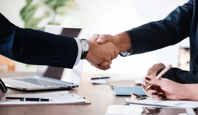 El nepotismo es el favorecimiento en la contratación de familiares o amigos en cargos públicos. El nepotismo es el favorecimiento en la contratación de familiares o amigos en cargos públicos.