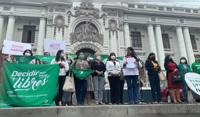 <em>La congresista Ruth Luque junto con organizaciones defensoras de los derechos sexuales frente al Congreso. Foto: Difusión</em> <em>La congresista Ruth Luque junto con organizaciones defensoras de los derechos sexuales frente al Congreso. Foto: Difusión</em>