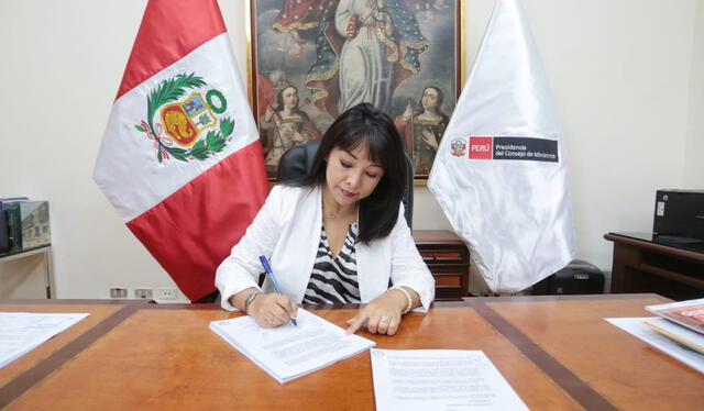 <em>Mirtha Vásquez firma el D.S. del Plan Multisectorial a favor de la población expuesta a metales pesados. Foto: Twitter PCM</em> 