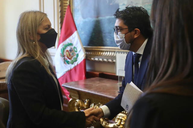 <em>Reunión de Pedro Vaca con la presidenta del Congreso, Maricarmen Alva. Foto: Congreso de la República</em>   